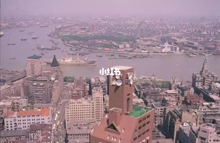 八十年代，从华东电力大厦航拍外滩