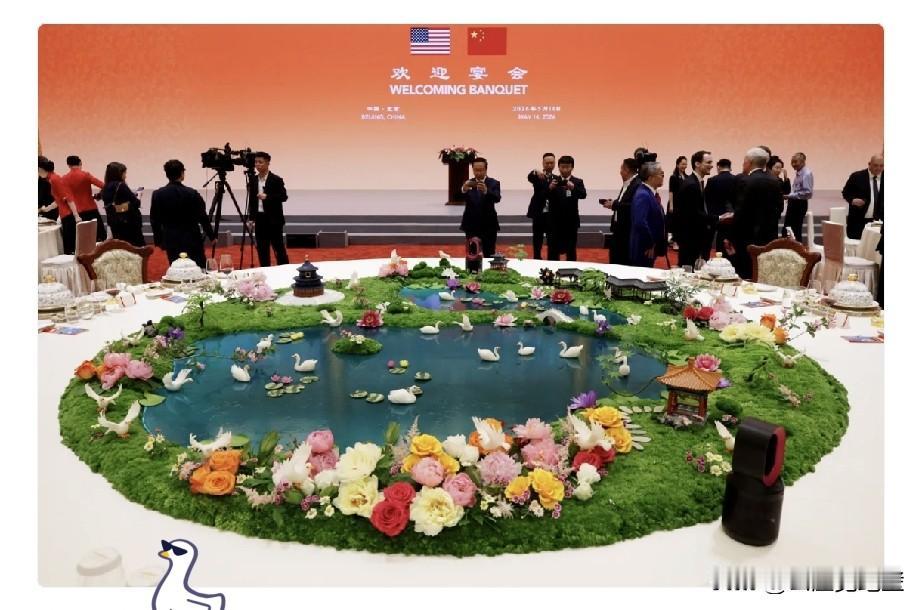 晚宴最大的“明星”，不是世界首富马斯克，也不是全球股王“英伟达”的掌舵人黄仁勋，