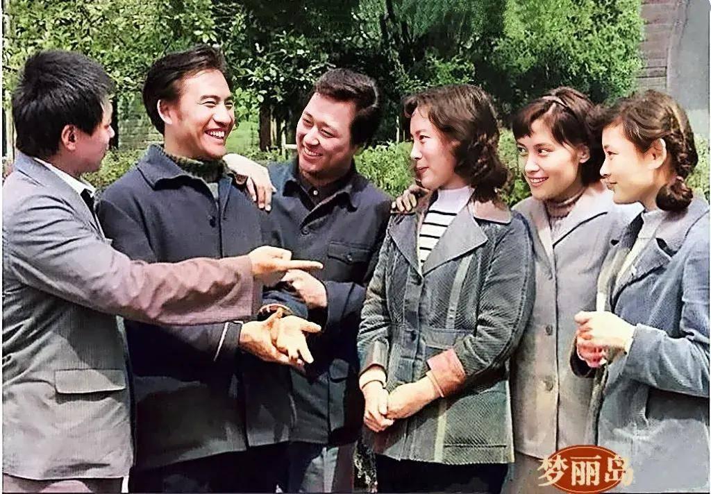 6星合照：我认出了眉欢眼笑的杨在葆，喜容绽放的宫喜斌，卷发垂肩的张金玲，目光如电