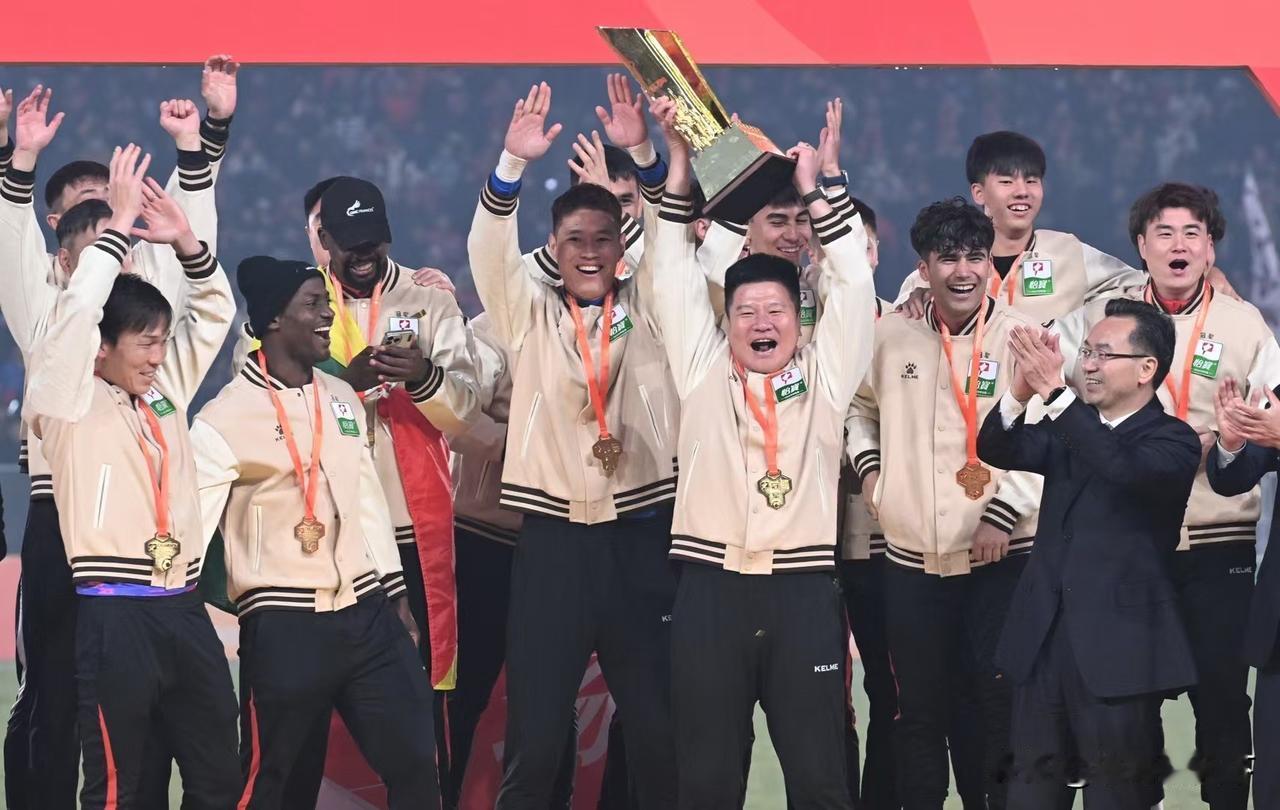 【铁骨铸荣光，辽足再启航！】2025年11月8日，沈阳铁西体育场的欢呼声震彻云霄