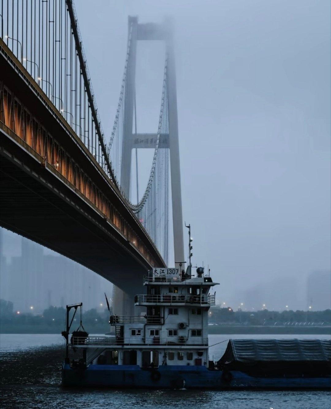 我就在杨泗港这边，天气异常燥热感觉进入了夏天，黑云压城，大暴雨的前兆！ ​​​