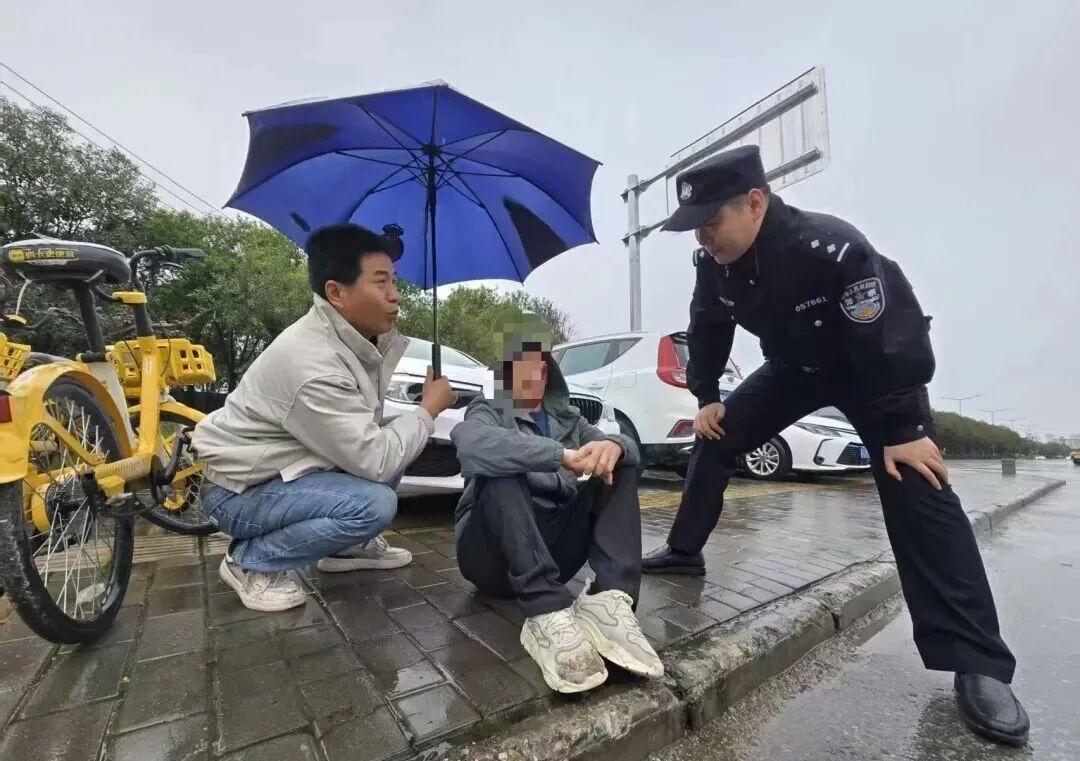 秋雨绵绵挡不住暖意！西咸民警1天助2位老人归家，获群众点赞

近日来，陕西关中地