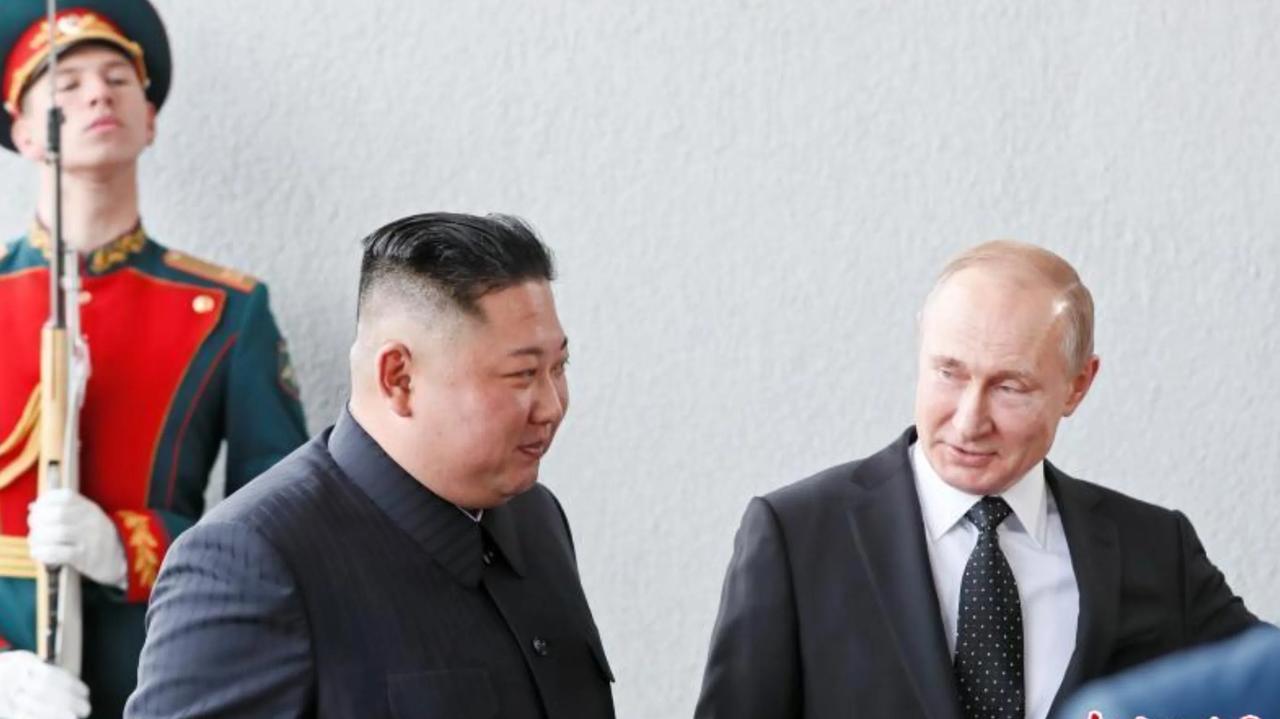 俄罗斯总统普京和朝鲜领导人金正恩建立了很好的私人关系。

这一方面源于两国的合作