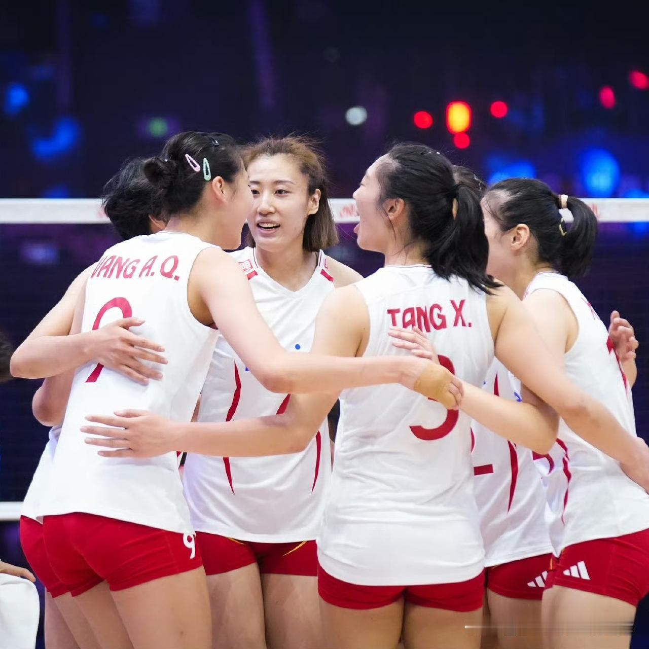 3-2德国！女排五局逆转对手，决胜局打出15-6碾压表现，开门红。五局比分分别是