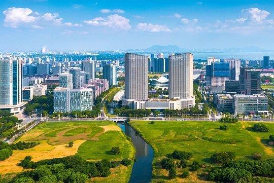 十五五新江苏跃马扬鞭看江苏提起江苏，大家总想起江南古镇、水乡园林，现在再看早已焕