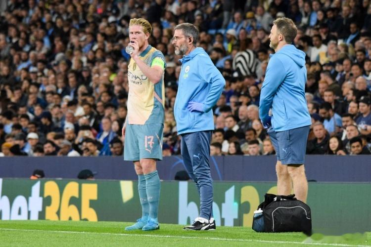 本周中的欧冠，曼城0-0战平国米，德布劳内半场休息就被换下，疑似伤退。#曼城##