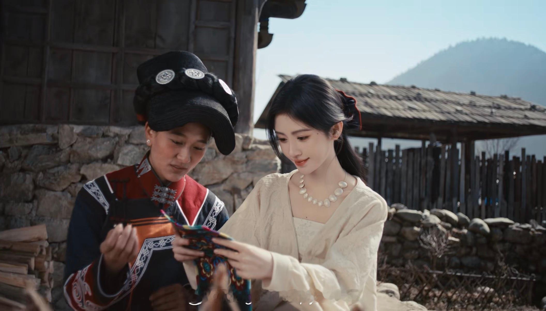 达肤妍全球品牌代言人鞠婧祎 索玛花开，无惧风灼凛冽的红；火焰加冕，透出生命本真的