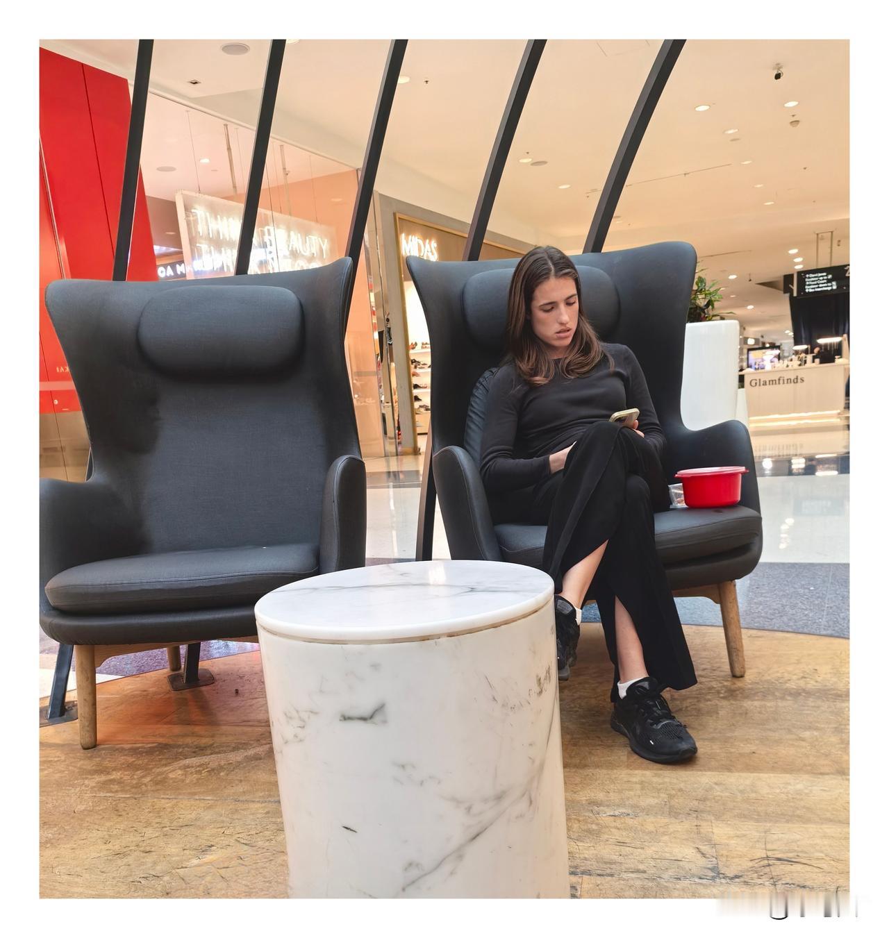 我说自己不懂外语，在澳洲生活诸多不便，很不适应。不少网友在评论区回复，让我用手机