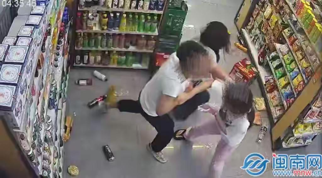 谁家17岁的孩子？
深夜她为救人被歹徒打得全身是伤
看到这条新闻，心疼得睡不着觉