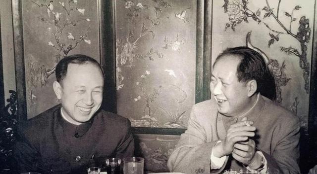 1956年，钱学森应邀参加国宴。他手拿请柬，竟怎么也找不到自己座位。突然，有人告