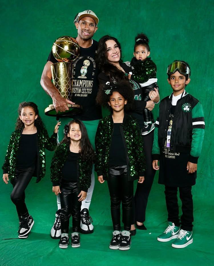 霍福德人生赢家！获得过NBA总冠军迎娶白富美走向人生巅峰！
金州勇士中锋霍福德在