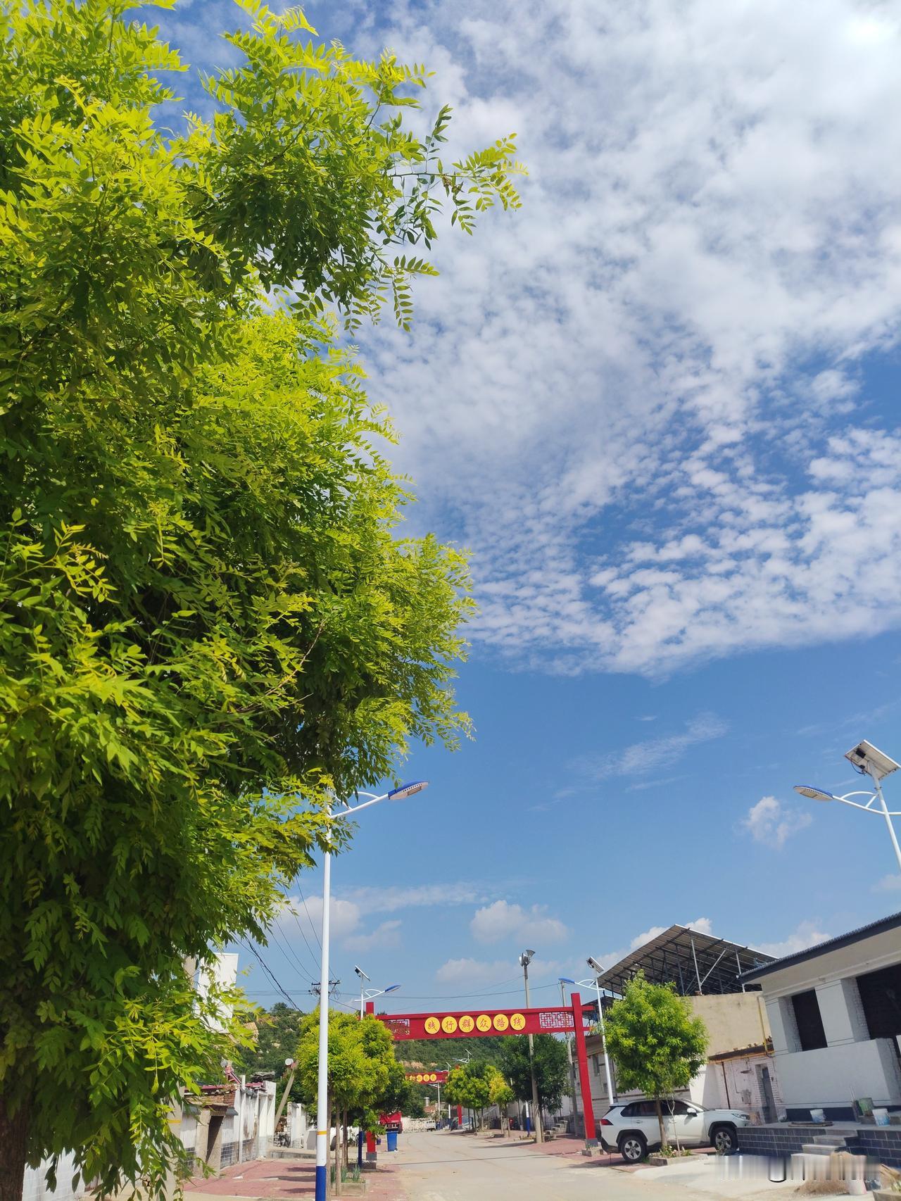 在城中的小山村，藏着一片绝美的天空。昨天午后在村街上我随手拍下这幅照片。你看画面