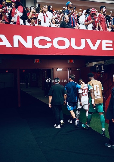 卡塔尔犯规球员道歉 ⚽️ 先说犯规本身世界杯B组次轮，加拿大6-0狂胜卡塔尔。比