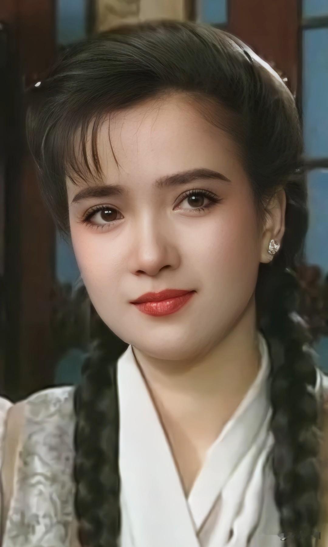 超凡的气质，精美的五官，无论是现代装扮还是古装打扮，都是给人一种如同天仙的美感，