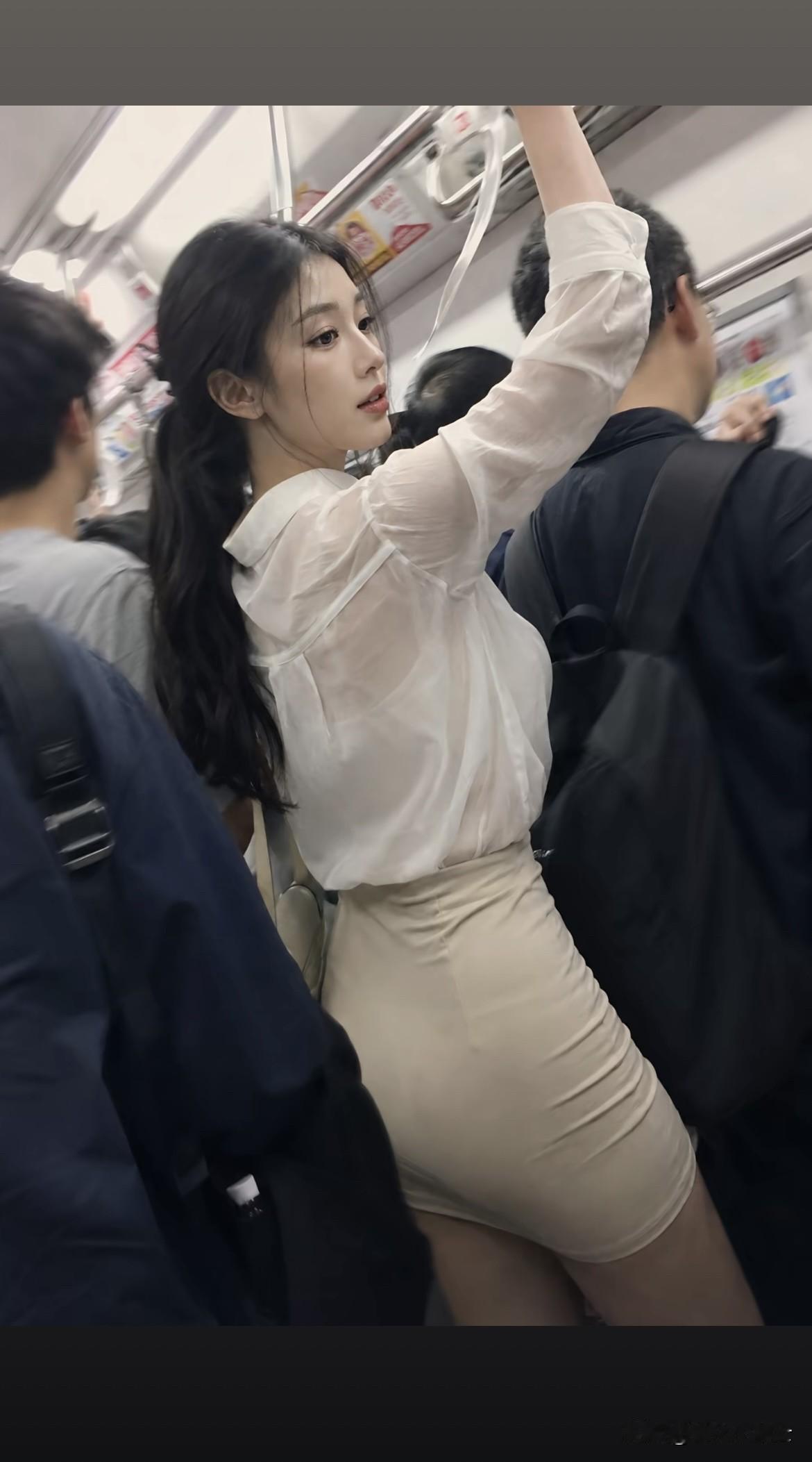 早高峰的地铁上，一位白衣姑娘猛地发现一男子直勾勾地盯着自己的胸部！她当场发飙：“