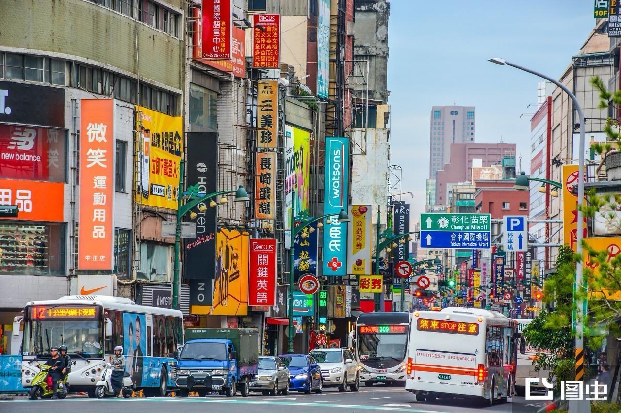 台湾农村管事的是村长或里长伯，在台湾城市叫“里”，乡下叫“村”，每个里/村都有一