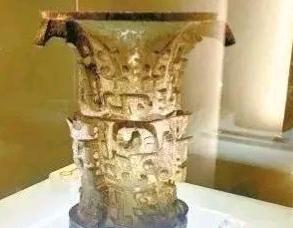 1975年，一顶铜樽正要被送往日本展览，装箱前，专家马承源出于热爱，伸手在内部摸