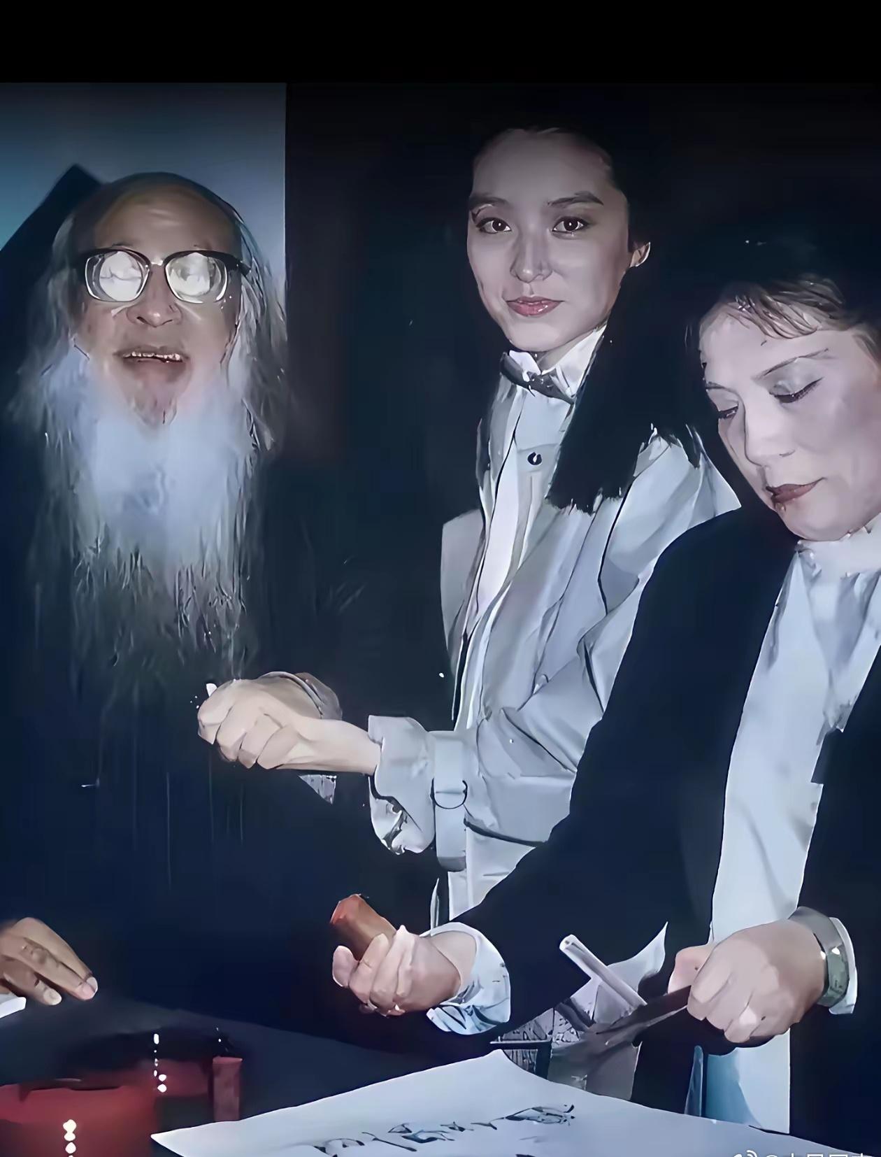 84岁张大千，徐克求字不搭理，一见林青霞立马提笔，这老头的浪漫至死不渝。 ​​​