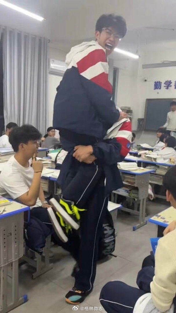 看得我又哭又笑的年轻真好啊～（仿佛看到了我儿子）被班主任抓到的死亡瞬间 好视频扶