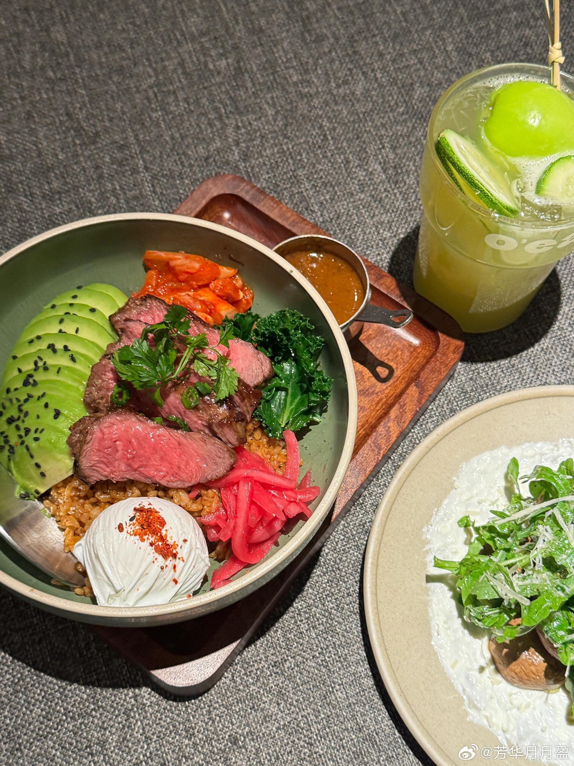 周末几条消息：1、羽毛球大降价。多家主流品牌相继宣布降价，降价幅度普遍在10%到