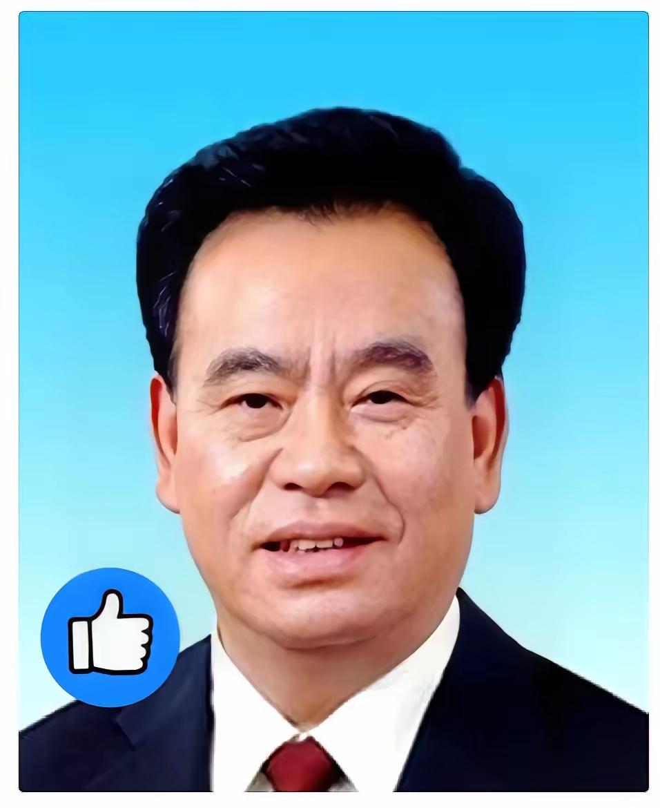 他当了8年浙江省长，57岁升正部级，退休后在博物馆当义务讲解员。这个人物是谁？