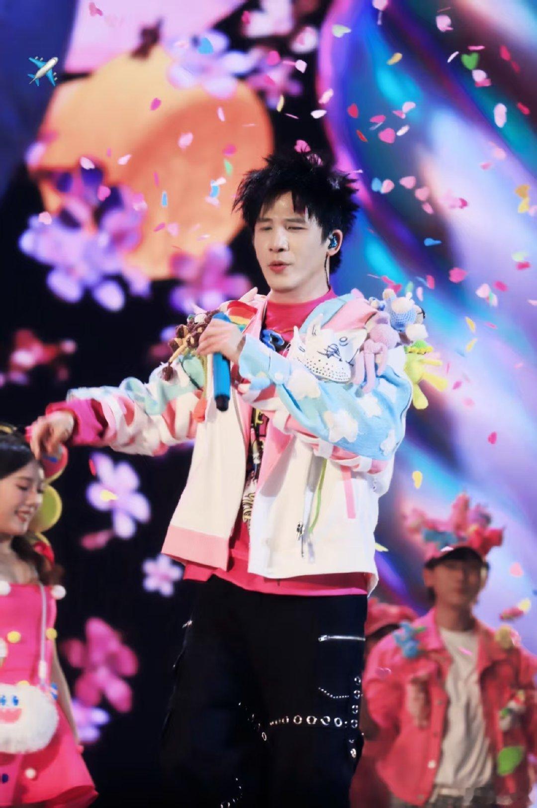 抽象的事大张伟顺脚就办了 大张伟抽象起来没对手！别人严肃官宣太严肃，他“顺脚”就