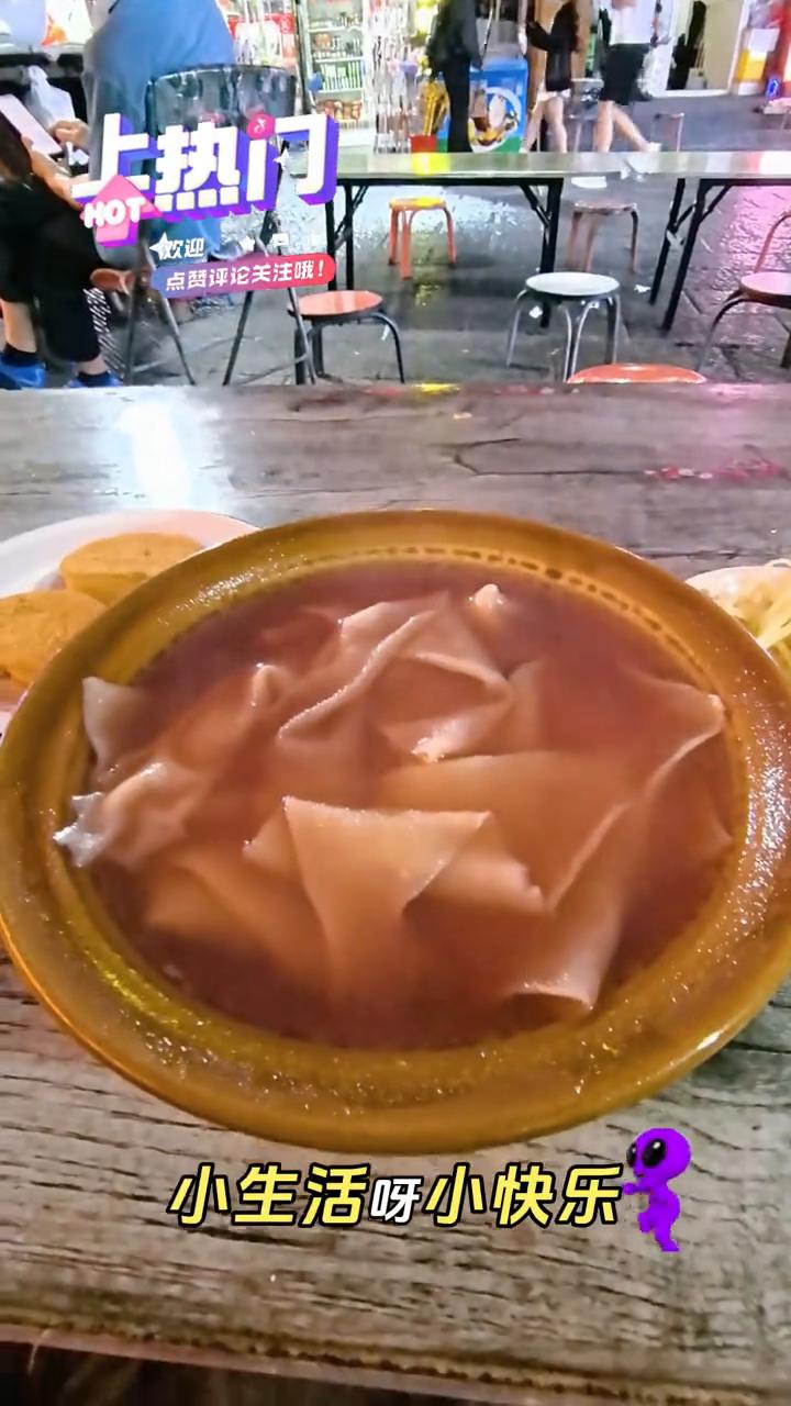 小生活呀小快乐。
爱在身边围绕着，慢慢牵手一起走，白发苍苍也不舍。小生活呀小快乐