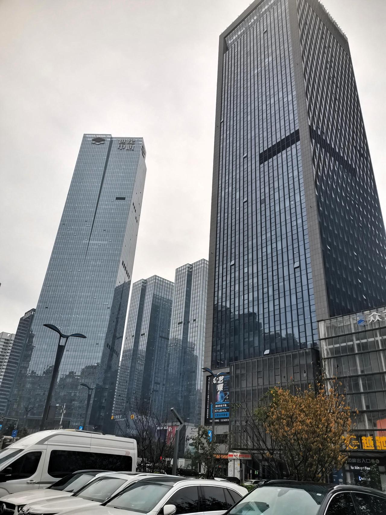 上午笑嘻嘻，下午惨兮兮！这股市坐的可是过山车。

我有个朋友，昨天那可真是体验了