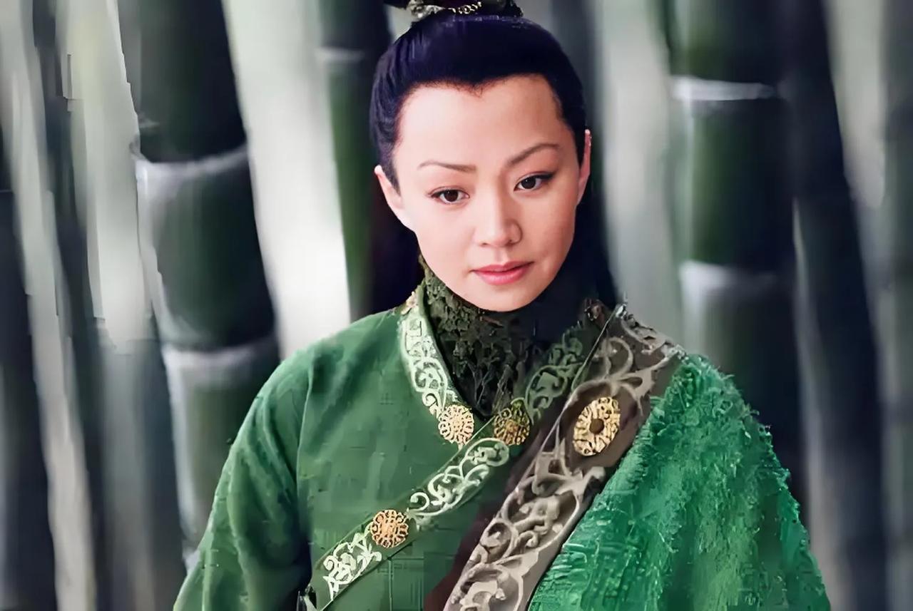 被宋丹丹的古装造型惊艳到了，特别是图片一中的她肤白貌美，温婉如水。加上脸上两个浅