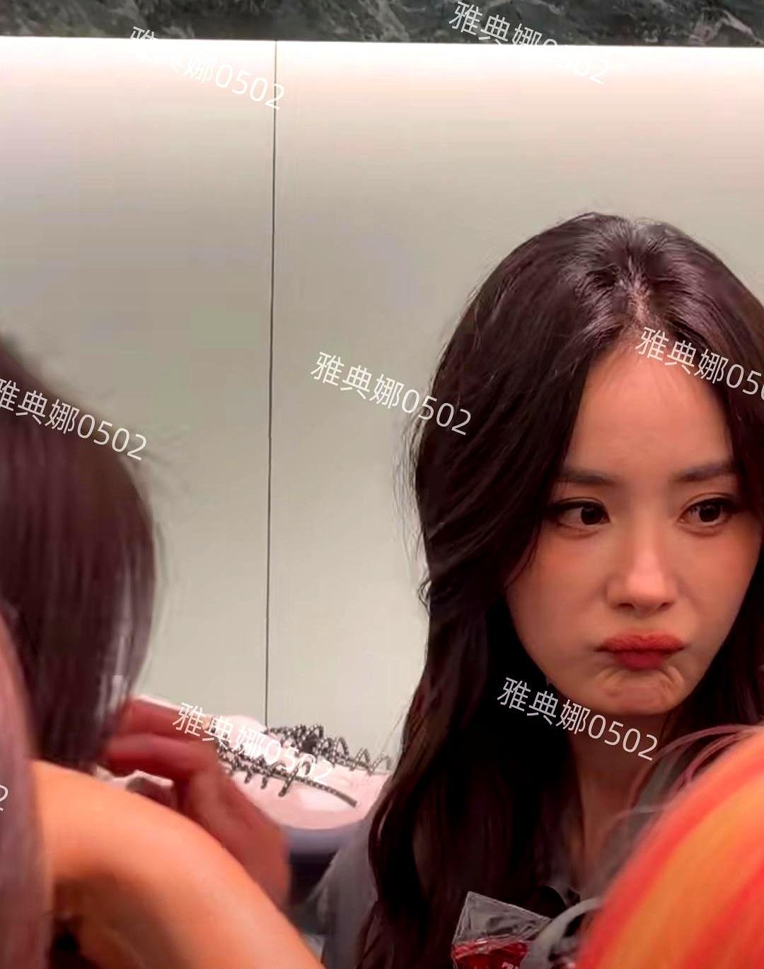 40岁杨幂叼着棒棒糖冲镜头笑，高清图一出，法令纹深得能夹蚊子。
 
网友喊“妈幂