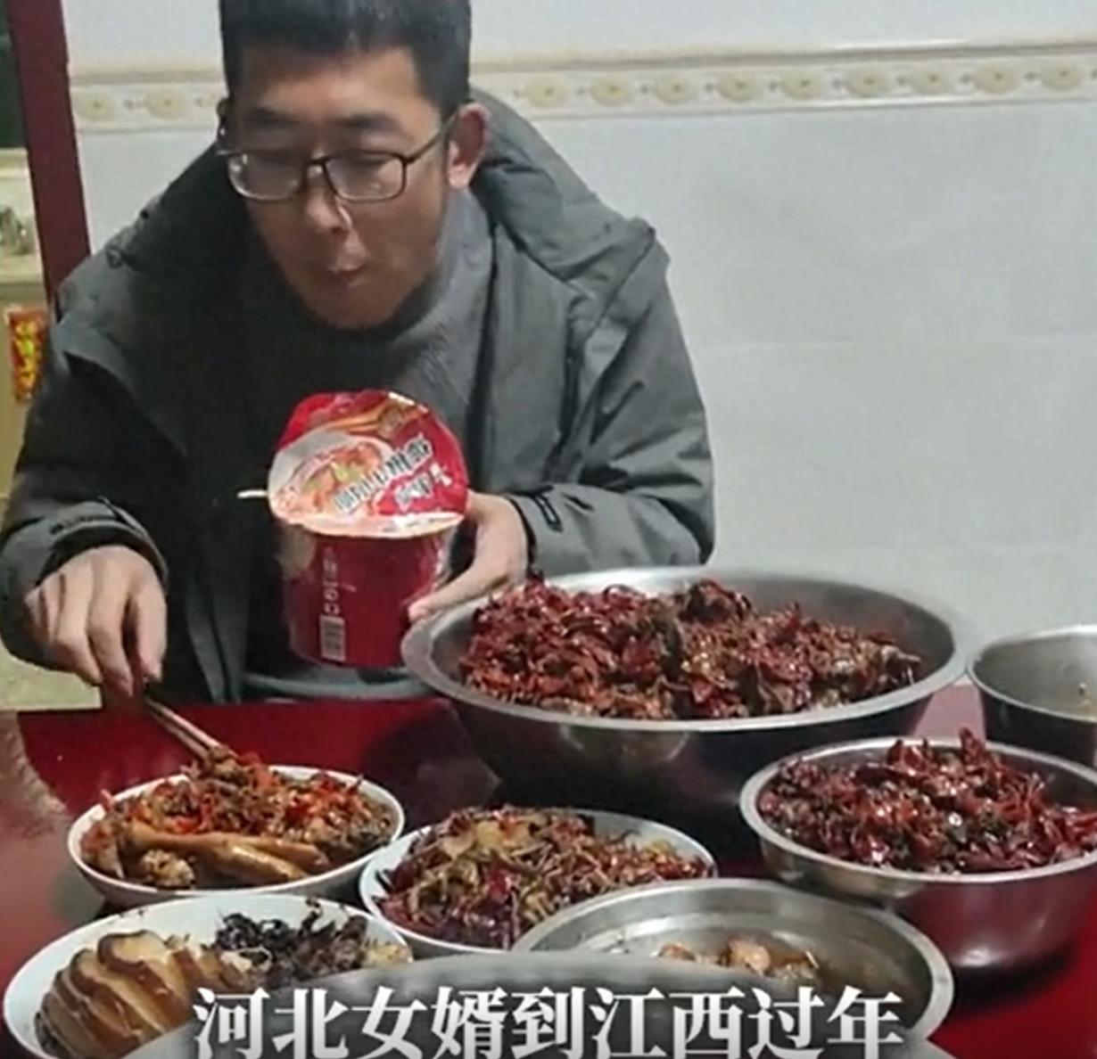 笑不活了！河北女婿今年第一次去江西丈母娘家过年，可大过年的，别人都是吃鱼吃肉，他