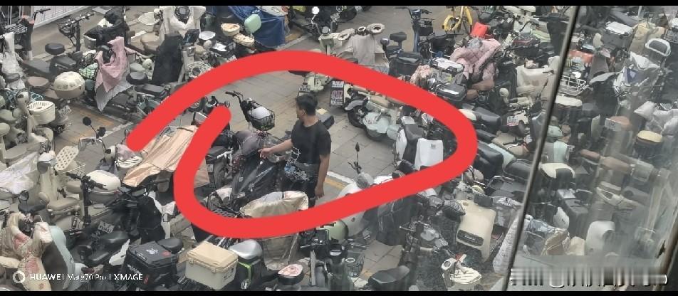 二十多岁小伙在茫茫车海中转了十多分钟让人心存疑惑:从上往下看，这个小伙子在车堆里