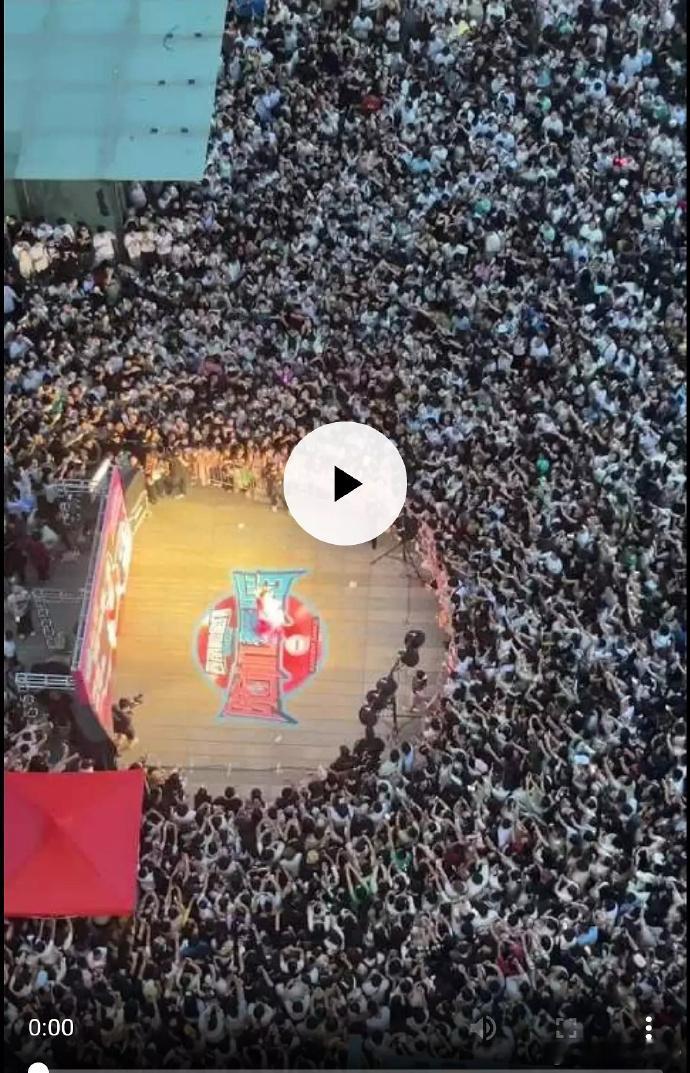 那艺娜路演人气超高，粉丝众多超亮眼！别以为只是网络乐子人凑热闹，这排面比不少流量
