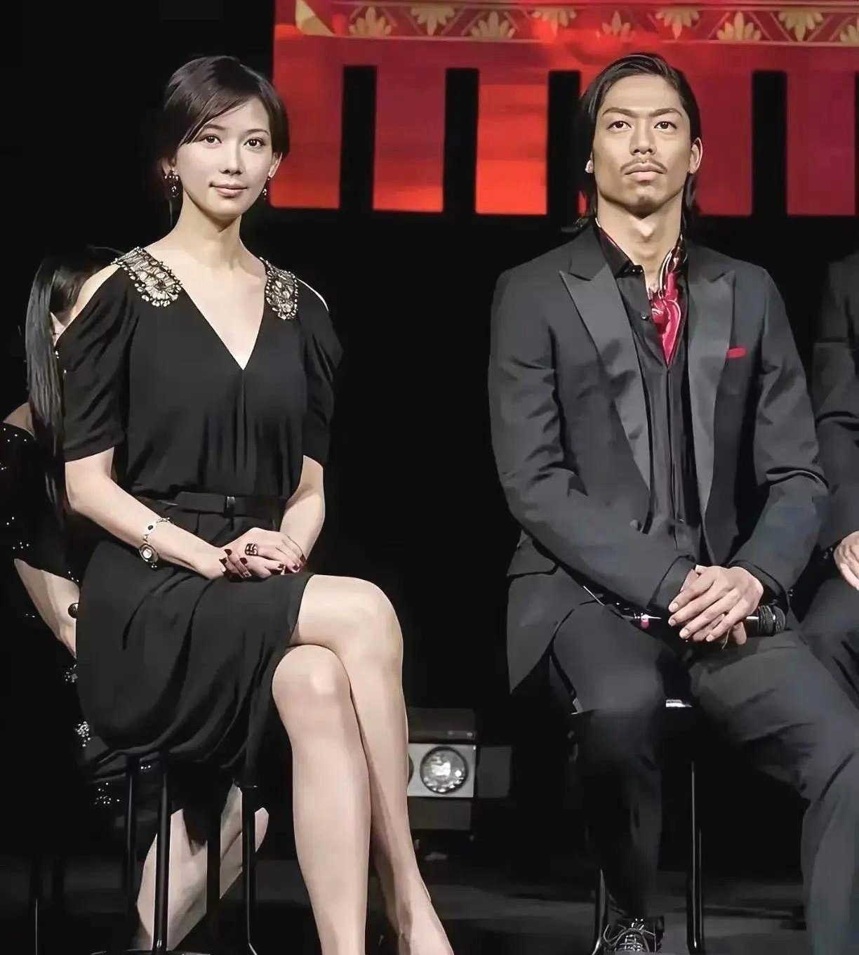 据说这是吴建豪小12岁的日本妻子，长得年轻漂亮！此前，林志玲也嫁给了日本人，不得