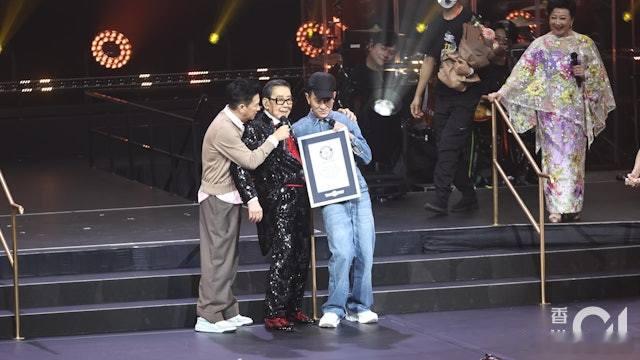 胡楓獲頒健力士世界紀錄 劉德華張家輝攙扶場面感人.  94歲嘅胡楓（修哥）今日（