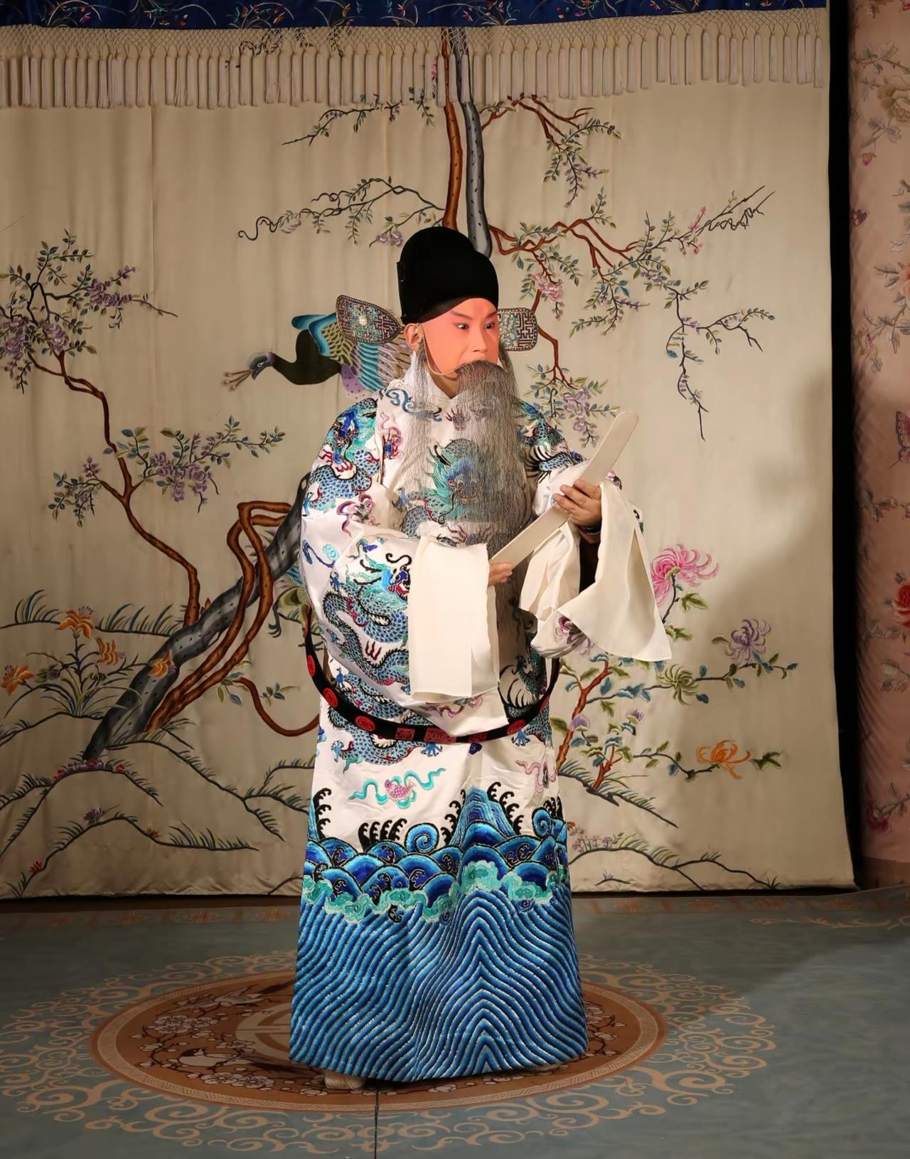 郭德纲爱唱戏，何云伟也痴迷唱戏，单看戏曲扮相，能明显感受到两个人追求的方向完全不