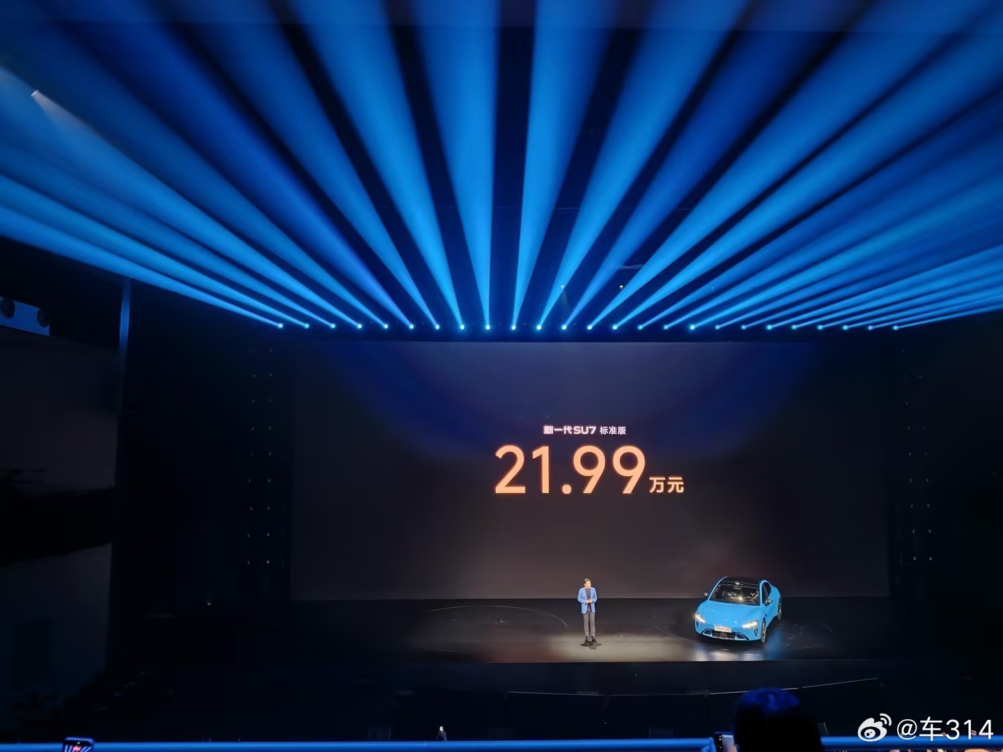 我想那些想要造20多万元纯电轿车的友商，都要想想自己的能力能不能跟得上小米。新一