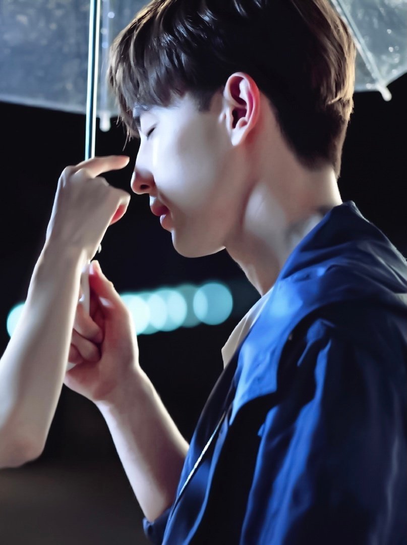 邓伦 雨天，做梦也是关于伞的。 ​​​