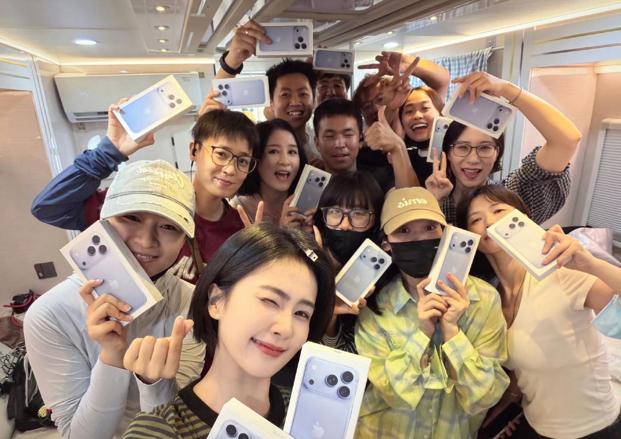 当明星的员工好爽，
白鹿送工作室员工每人一个苹果18手机，
丁禹兮送工作室员工每