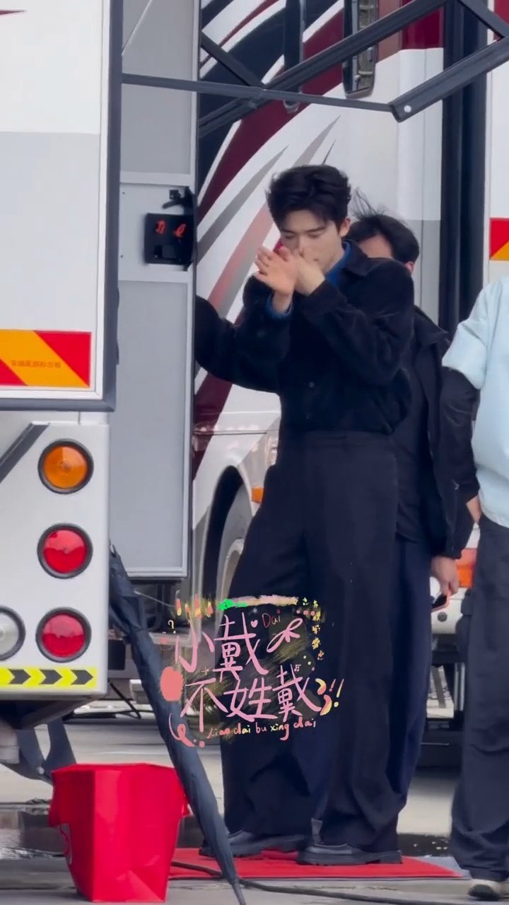 啊啊啊王星越少上点网吧！！耍帅走路走得好好的突然跳了一段🤣🤣🤣王星越走着路