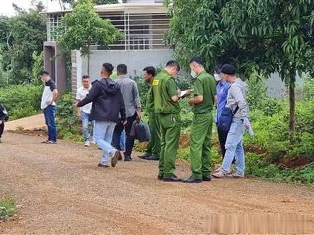 突发事件，越南发生恐怖袭击。
数十人用枪袭击了位于越南Dak Lak省Cu Ku