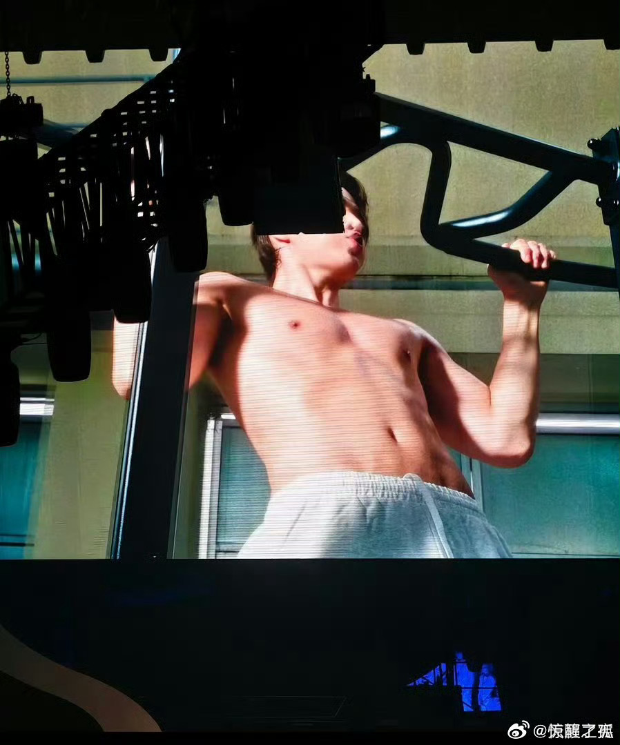Henry肌肉是男人最好的医美刘宪华世巡首秀氛围感拉满！优越体态勾勒出利落线条，