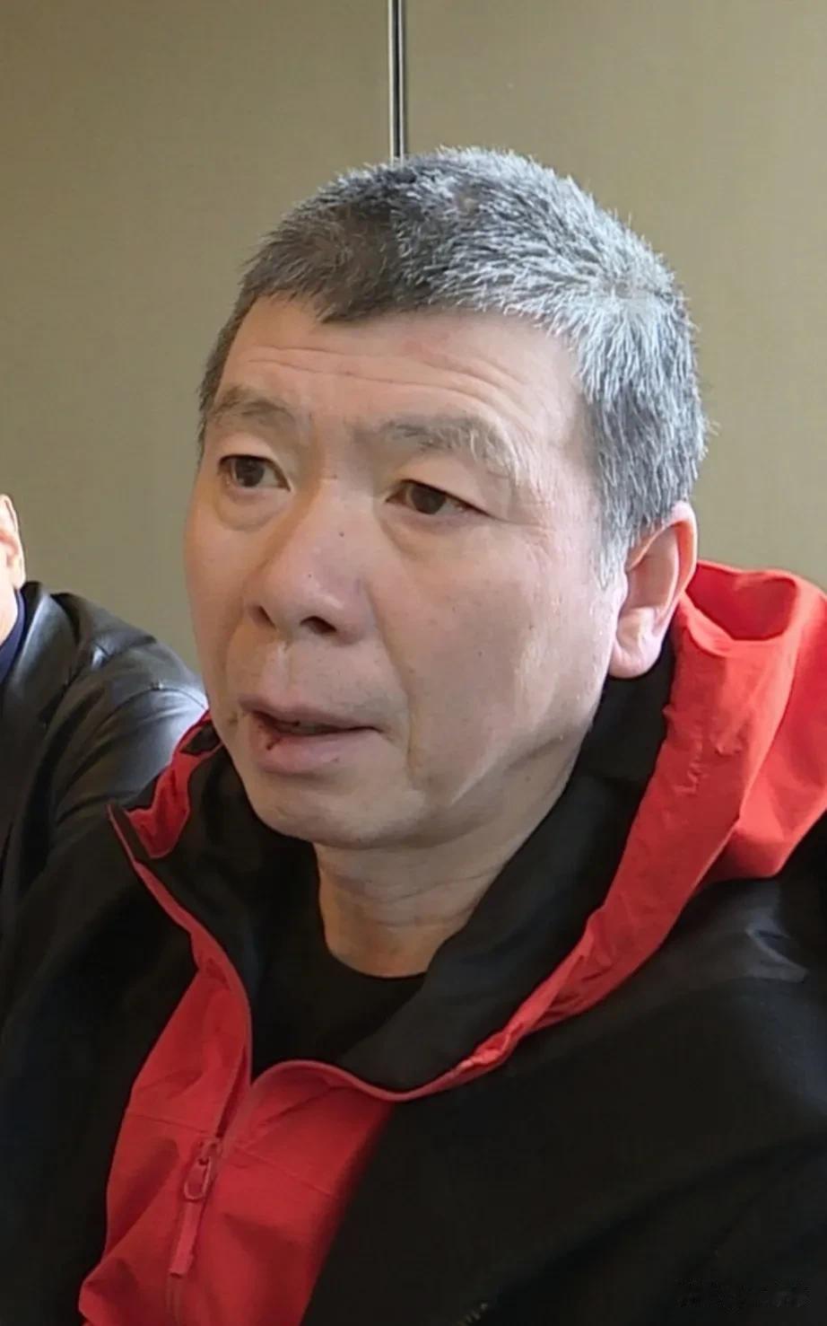 演员孟广美，第一次遇到冯小刚是在非诚勿扰发布会上，她说:那时候他是知名导演，站在