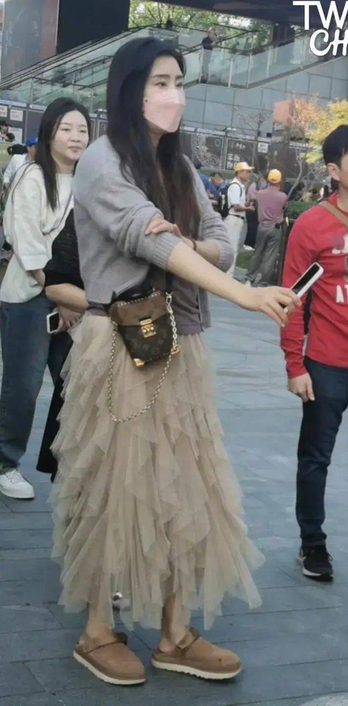 去年某天王祖贤在南京被网友偶遇，56岁的她看上去仍然像少女，这个状态让人慕了！ 
