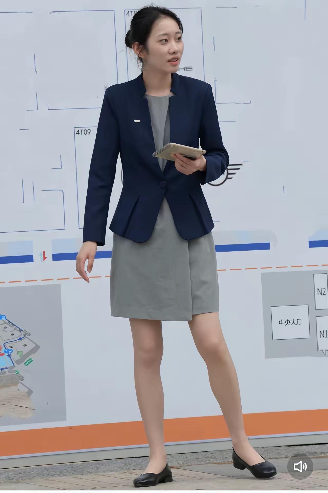 从这位女士的气质来看，应该是她们自己单位的大领导