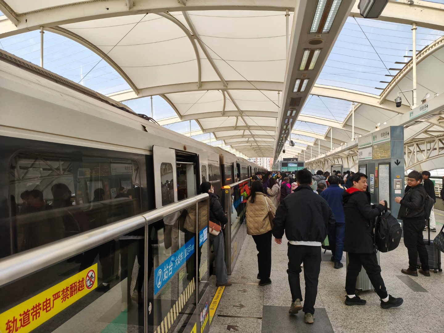 16号线让我想到了一个极其古老的名字，叫做区间车，也是这样座位排列，但是是在火车