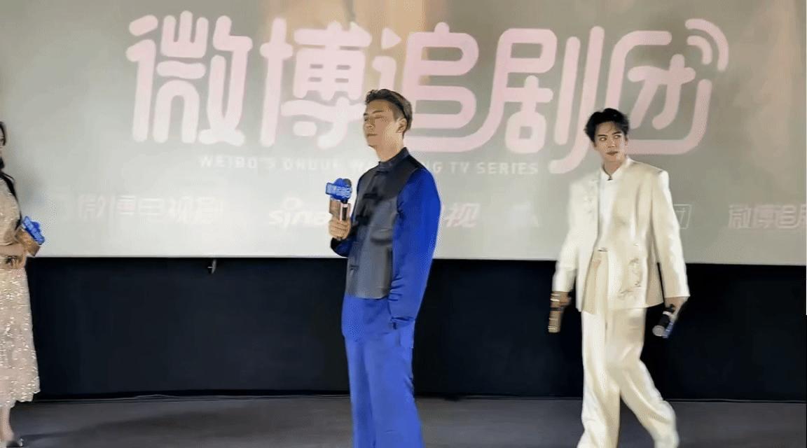 陈伟霆被曾舜晞吓了一跳这个曾舜晞真的是太调皮了啊！拿着一把道具qiang突然从背