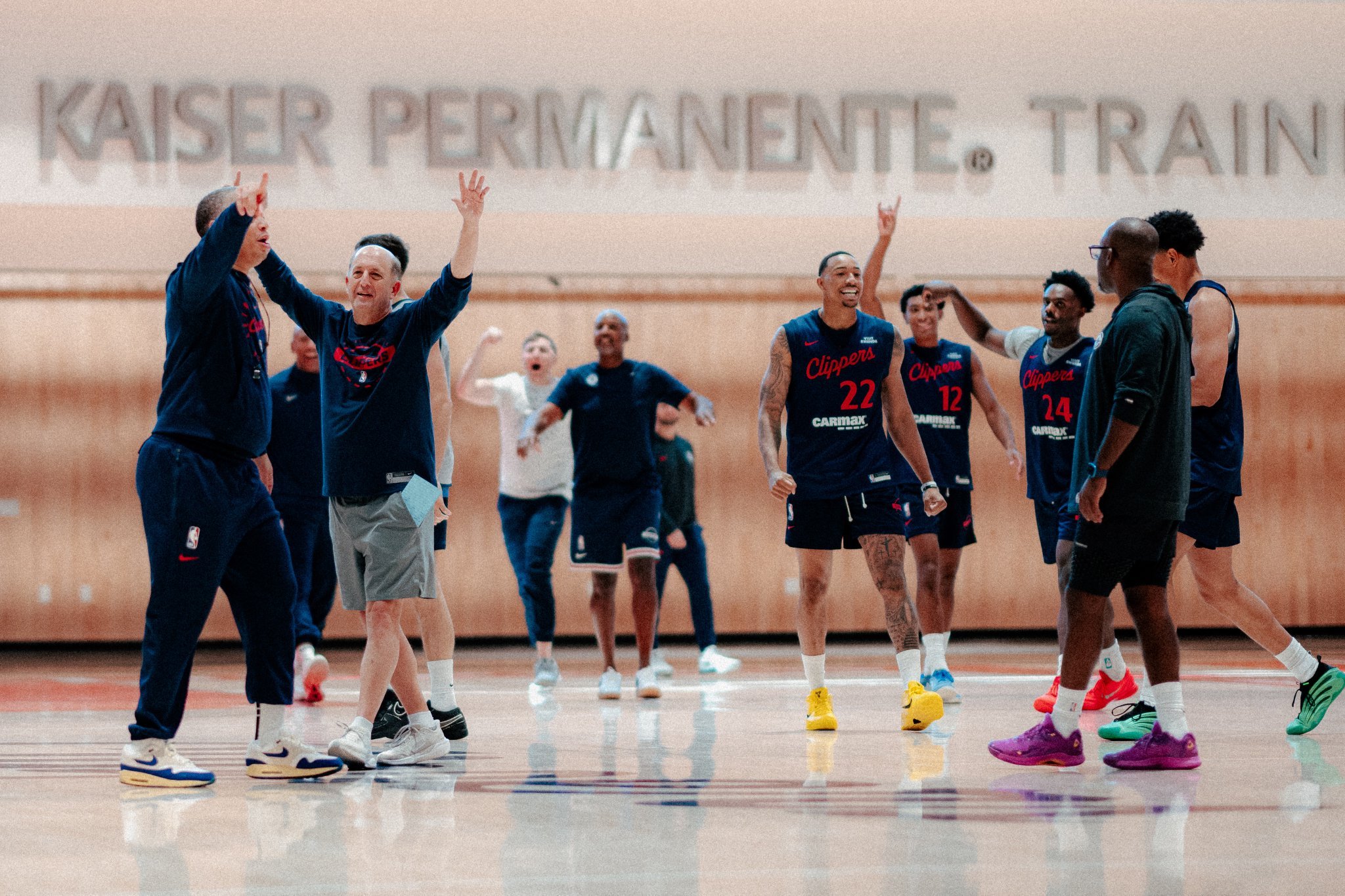 球队氛围越来越好了[二哈]连卢指导和范甘迪都这么兴奋[doge]洛杉矶快船 ​​