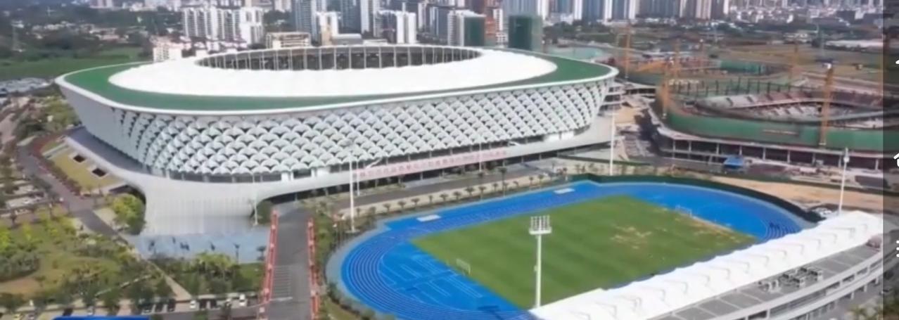 三亚湾的碧海沙滩迎来文旅热潮，蜈支洲岛等景区游人如织，特色演艺与滨海体验项目尽显