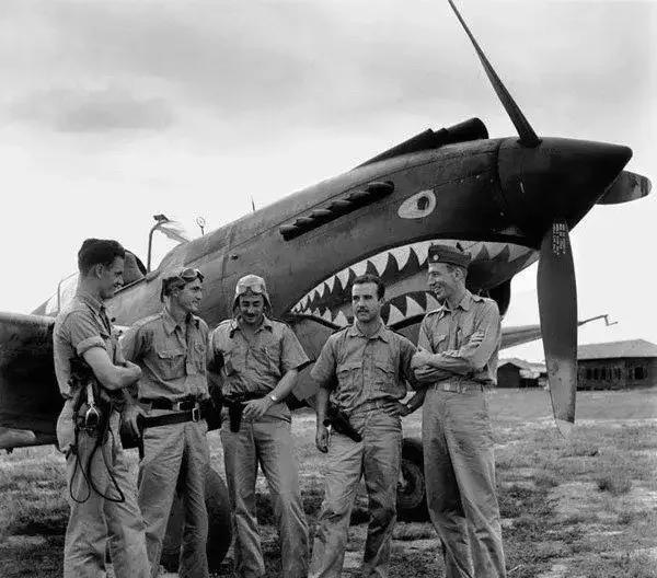 1945年4月2日上午，几架美国飞机从上海南面飞来，轰炸日军的江湾机场。日军以高